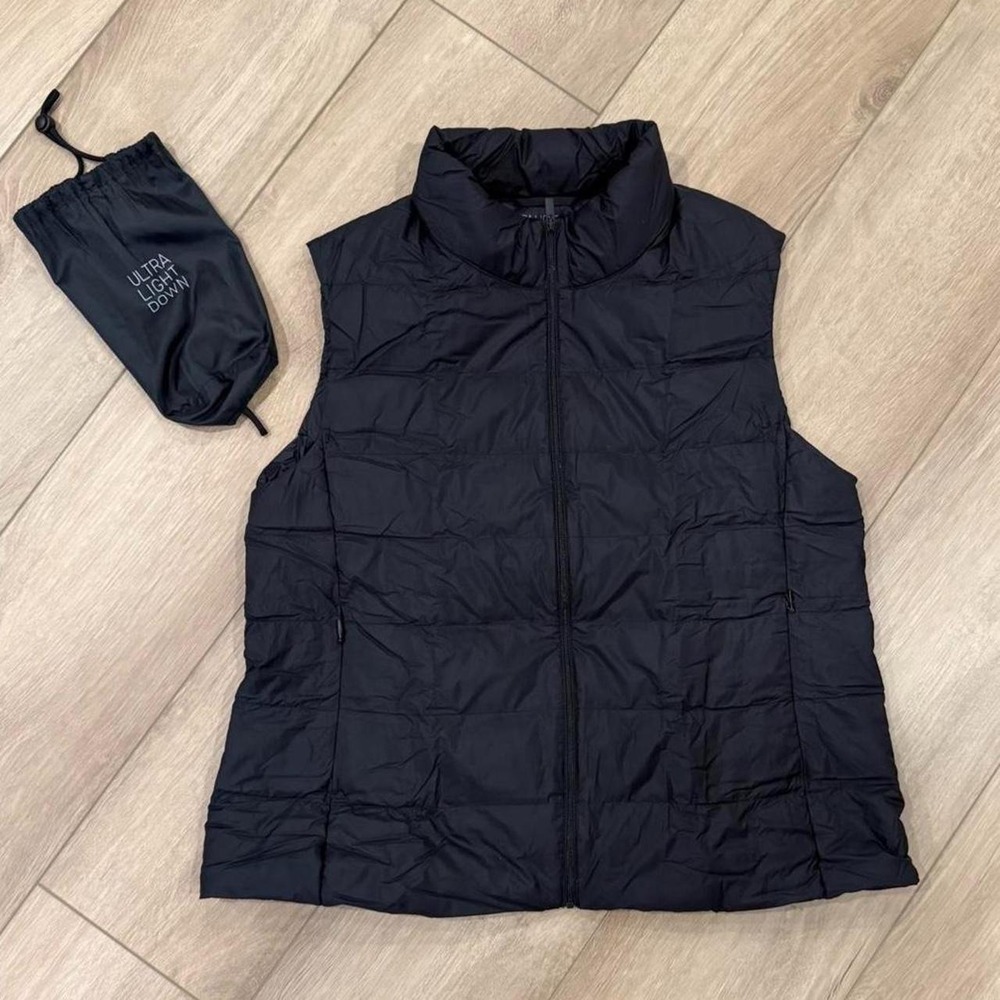 UNIQLO  black Ultra Light Down Vest with travel bag to store vest  Size S